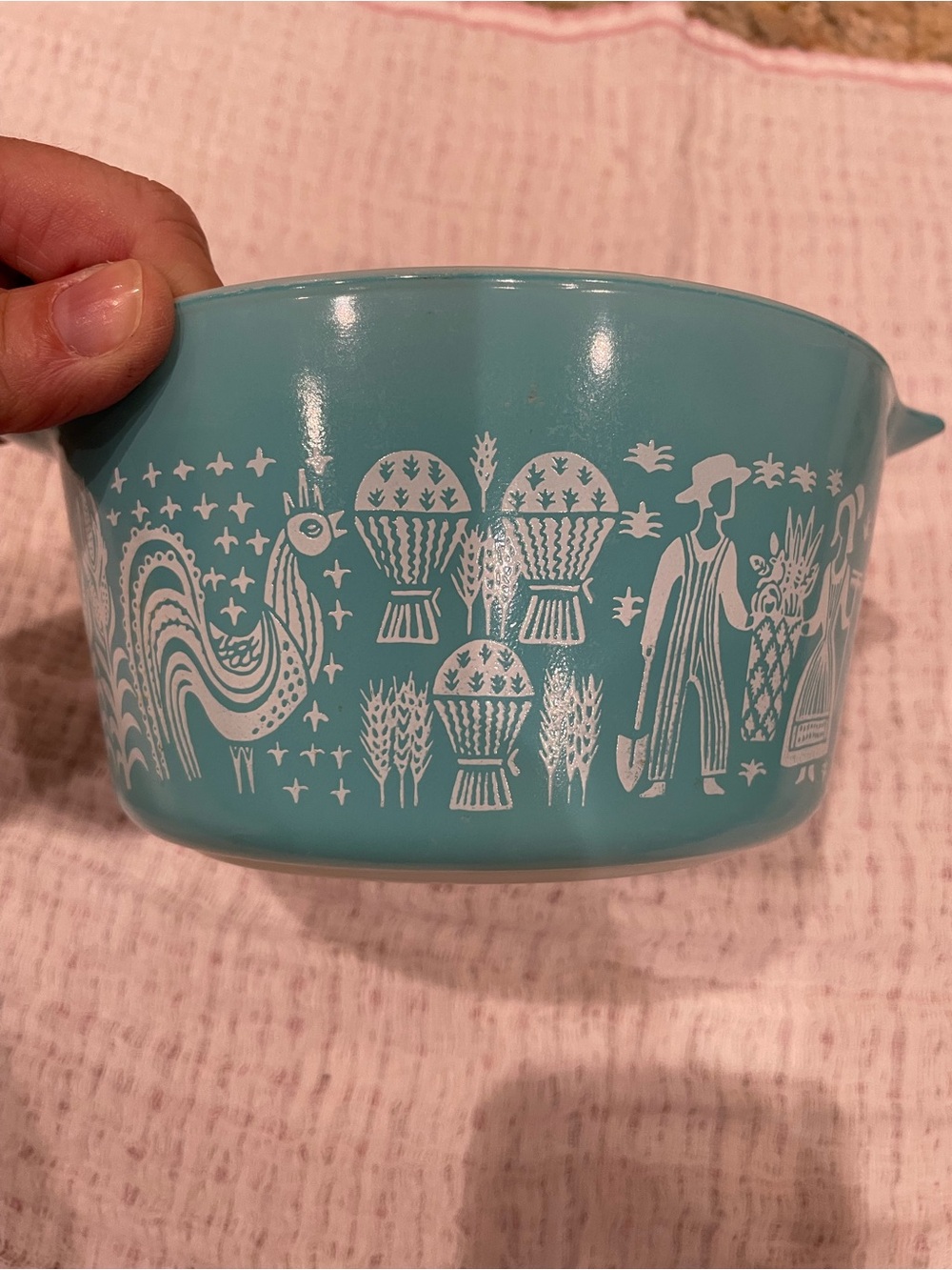 Vintage Pyrex 1 qt round casserole in Butterprint pattern.
